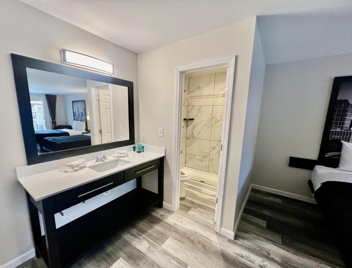Deluxe Queen Room with Two Queen Beds - Non-Smoking